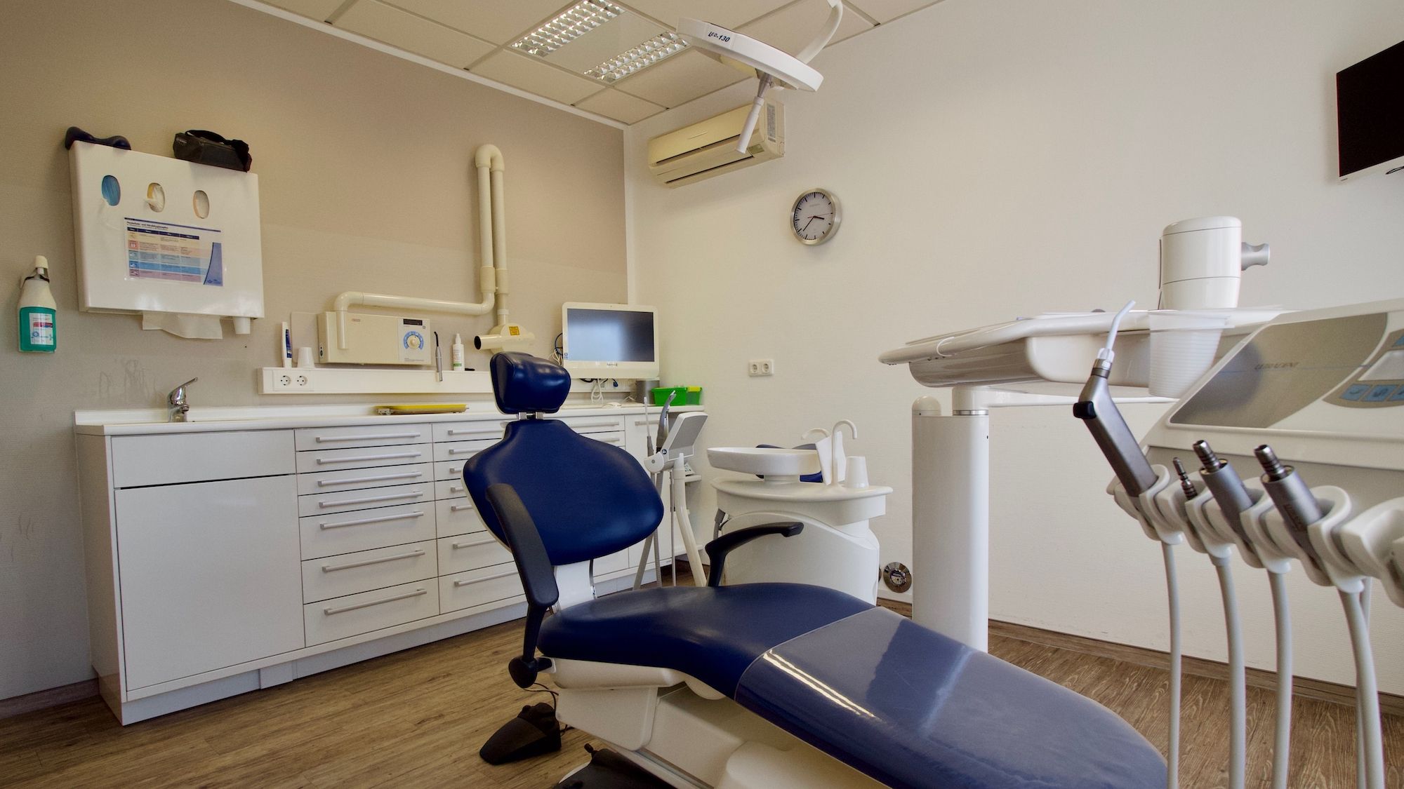 Zahnarztpraxis Neetze Behandlung Zimmer 1