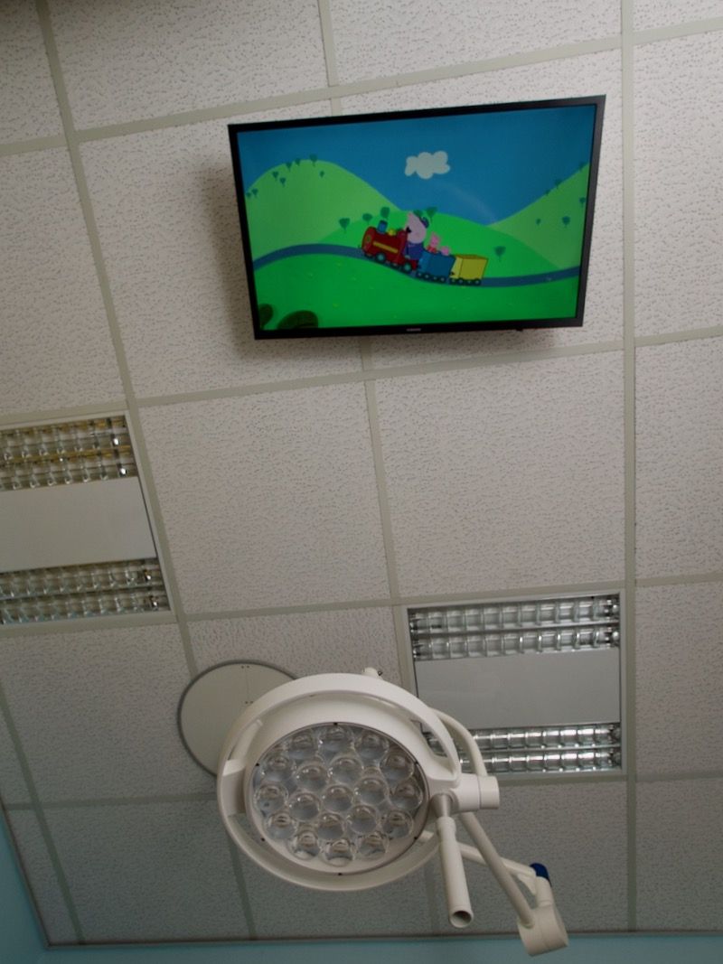 Deckenbildschirm mit Kindervideos